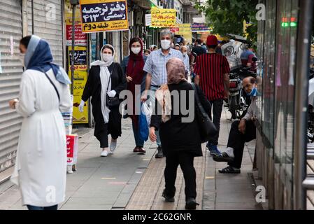 Teheran, Iran. Juli 2020. Menschen verwenden Maske und Gesichtsschutz, um gegen Covid-19 zu schützen. Auch der Präsident der Islamischen Republik Iran Hassan Rohani hat angeordnet, dass das Tragen von Masken in geschlossenen öffentlichen Räumen obligatorisch ist. (Foto: Sobhan Farajvan/Pacific Press/Sipa USA) Quelle: SIPA USA/Alamy Live News Stockfoto