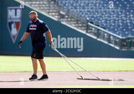 Cleveland, Usa. Juli 2020. Ein Mitglied der Cleveland Indians Grounds Crew reckt das Infield während des Teams Training Camp Training im Progressive Field in Cleveland, OH am Montag, 6. Juli 2020. Major League Baseball beginnt ihre Saison 2020, nachdem die COVID-19 Pandemie monatelange Verzögerungen verursachte. Foto von Aaron Josefczyk/UPI Kredit: UPI/Alamy Live News Stockfoto