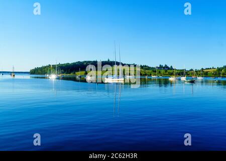 Morgenansicht von Booten und einem grünen Hügel im Lunenburg Hafen, Nova Scotia Stockfoto