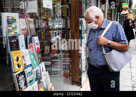 Teheran, Iran. Juli 2020. Menschen verwenden Maske und Gesichtsschutz, um gegen Covid-19 zu schützen. Auch der Präsident der Islamischen Republik Iran Hassan Rohani hat angeordnet, dass das Tragen von Masken in geschlossenen öffentlichen Räumen obligatorisch ist. (Foto: Sobhan Farajvan/Pacific Press/Sipa USA) Quelle: SIPA USA/Alamy Live News Stockfoto