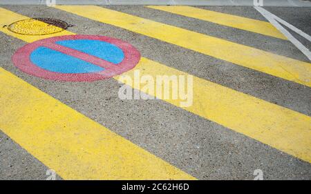 Straßenschild auf , in einer Straßenmarkierung angewendet Stockfoto