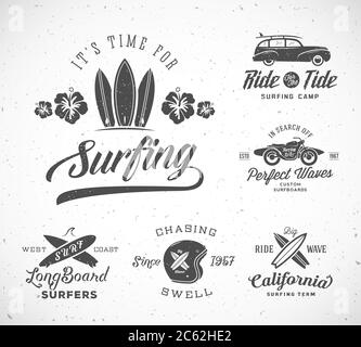 Vector Retro Style Surfen Labels, Logo Vorlagen oder T-Shirt Grafik-Design mit Surfboards, Surf Woodie Auto, Motorrad Silhouette, Helm und Stock Vektor