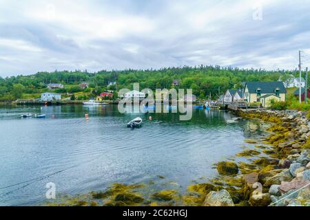 Blick auf die Bucht, Boote und Waterfront Gebäude im Nordwesten Cove, Nova Scotia, Kanada Stockfoto