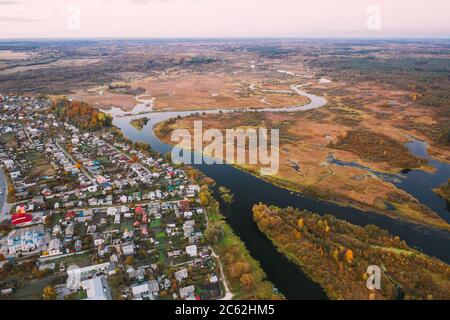 Dobrush, Region Gomel, Weißrussland. Luftaufnahme Der Skyline Von Dobrush Im Herbstabend. Wohnviertel und Fluss in Vogelperspektive Stockfoto