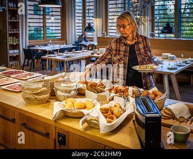 Frühstück in Hotel Schiff in Hittisau, Österreich Stockfoto