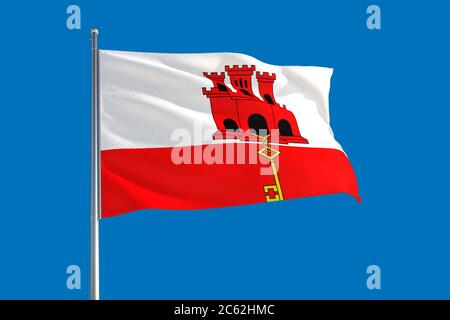 Die Nationalflagge von Gibraltar schwingend im Wind an einem tiefblauen Himmel. Hochwertige Qualität. Konzept der internationalen Beziehungen. Stockfoto