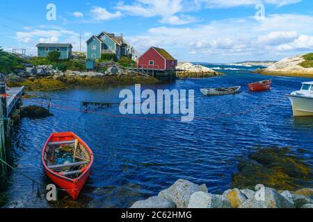 Blick auf die Boote und Häuser, im Fischerdorf Peggy's Cove, Nova Scotia, Kanada Stockfoto