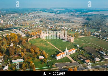 Ruschany, Brestgebiet, Weißrussland. Skyline Im Herbst Sonniger Abend. Vogelperspektive auf den Ruzhany Palast. Berühmte Beliebte Historische Sehenswürdigkeit Stockfoto