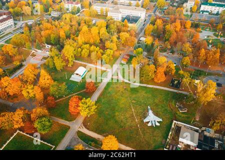 Pinsk, Region Brest in Weißrussland, in der Region Polesien. Pinsk Stadtbild Skyline im Herbst Tag. Aus der Vogelperspektive Stadtpark mit militärischen Flugzeugen und Stockfoto