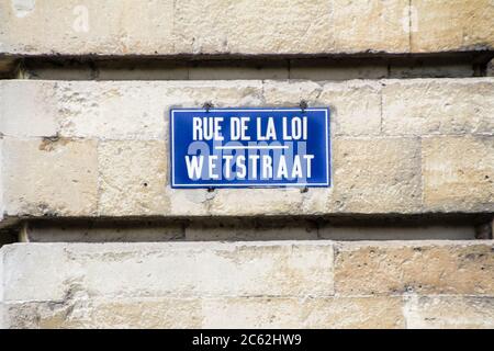 Name der Law Street in Brüssel. Die Rue de la Loi ist eine wichtige Straße in Brüssel. In den belgischen Medien wird die "rue de la Loi" oft verwendet, um die zu bezeichnen Stockfoto