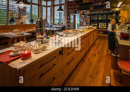 Frühstück in Hotel Schiff in Hittisau, Österreich Stockfoto