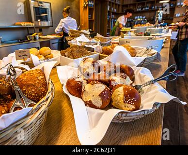 Frühstück in Hotel Schiff in Hittisau, Österreich Stockfoto