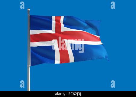 Island Nationalflagge winkt im Wind an einem tiefblauen Himmel. Hochwertige Qualität. Konzept der internationalen Beziehungen. Stockfoto