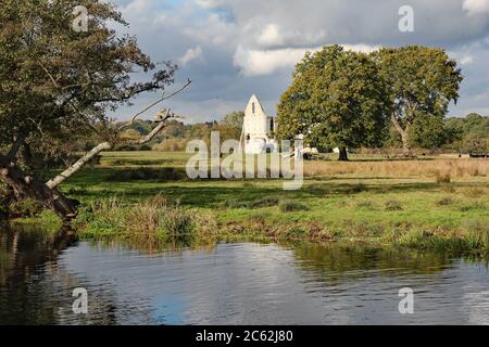 River Wey Navigation mit den Überresten des Newark Augustinian Priorat im Hintergrund Stockfoto