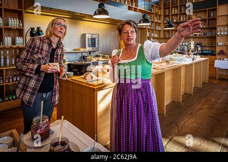 Frühstück in Hotel Schiff in Hittisau, Österreich Stockfoto