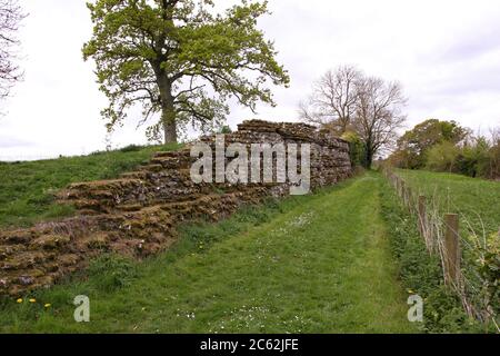 Die prächtige römische Mauer in Silchester (Calleva Atrebatum), in der Nähe von Basingstoke, England, erstreckt sich in die Ferne Stockfoto