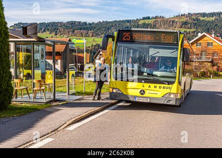 BUS: HALTESTELLE Zwing, entworfen von Smiljan Radic, Chile. Krumbach-Bushaltestellen, die von Architekten aus aller Welt entworfen wurden und auf den täglichen Mobilitätsdienst aufmerksam machen. Bregenzerwald Österreich Stockfoto