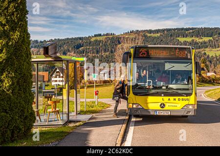 BUS: HALTESTELLE Zwing, entworfen von Smiljan Radic, Chile. Krumbach-Bushaltestellen, die von Architekten aus der ganzen Welt entworfen wurden, lenken die Aufmerksamkeit auf den täglichen Mobilitätsdienst. Bregenzerwald Österreich. BUS:HALTESTELLE Krumbach, Vorarlberg, Österreich Stockfoto