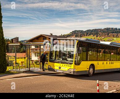 BUS: HALTESTELLE Zwing, entworfen von Smiljan Radic, Chile. Krumbach-Bushaltestellen, die von Architekten aus aller Welt entworfen wurden und auf den täglichen Mobilitätsdienst aufmerksam machen. Bregenzerwald Österreich Stockfoto