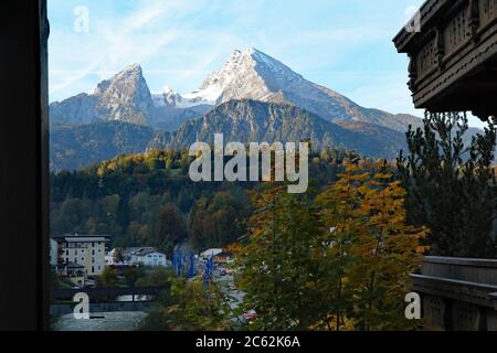 Historische Stadt Berchtesgaden mit dem berühmten Watzmann Berg im Hintergrund an einem sonnigen Herbstmorgen im Nationalpark Berchtesgadener Land, Obere B Stockfoto