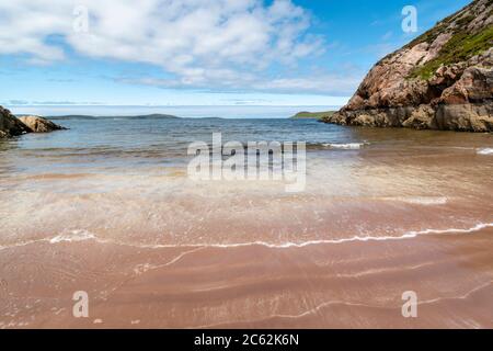 GRUINARD BAY UND STRAND ROSS UND CROMARTY WESTKÜSTE SCHOTTLAND FRÜHSOMMER KLEINE BUCHT MIT WELLEN ÜBER WEISSEM SAND Stockfoto