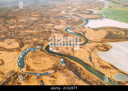 Luftaufnahme Von Trockenem Gras Und Teilweise Gefrorener Flusslandschaft Im Späten Herbsttag. Gute Aussicht. Marsh Moor. Drohnenansicht. Vogelperspektive Stockfoto