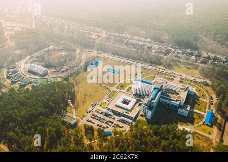 Luftaufnahme DES Gebäudes des Krankenhauses im Frühling Sonnentag. Draufsicht. Drohnenansicht. Vogelperspektive Stockfoto