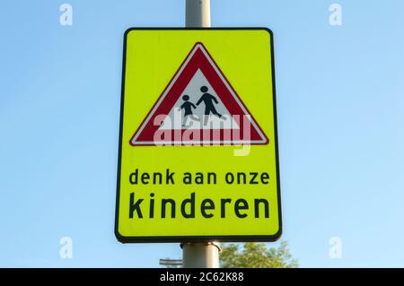 Achtung Schild Think About The Children In Amsterdam Niederlande 24-6-2020 Stockfoto