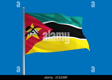 Mosambik Nationalflagge winkt im Wind an einem tiefblauen Himmel. Hochwertige Qualität. Konzept der internationalen Beziehungen. Stockfoto