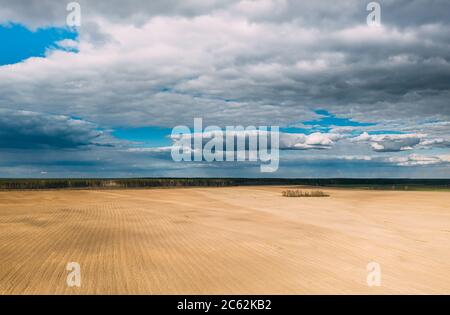 Luftaufnahme. Erstaunliche Natürliche Dramatische Himmel Mit Regenwolken Über Landschaft Ländliche Landschaft Landschaft Im Frühling. Schöner Himmel Mit Flauschigen Wolken Stockfoto