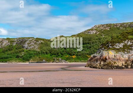 GRUINARD BAY UND STRAND ROSS UND CROMARTY WESTKÜSTE SCHOTTLAND FRÜHSOMMER DIE SANDFELSEN UND HÜGEL MIT EINEM BLAUEN HIMMEL Stockfoto