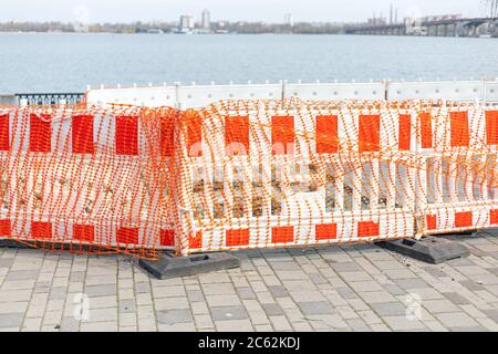 Teil des Bürgersteig für Reparaturarbeiten besetzt und mit rot-weißen Barriere an der Uferpromenade ausgeschildert Stockfoto