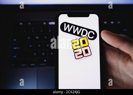 IPhone mit WWDC 2020 Apple Event Logo auf dem Bildschirm Stockfoto