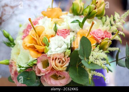 Nahaufnahme von bunten Hochzeit Blumenstrauß in den Händen der Braut. Hochzeitsidee Konzept Stockfoto