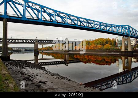 Newcastle upon Tyne King Edward und Redheugh Brücken zeigen eine nahezu perfekte Reflexion im Fluss Tyne an einem Herbstmorgen Stockfoto