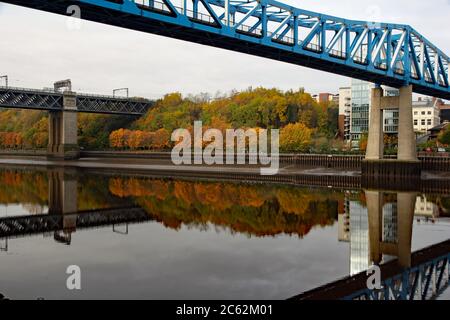 Newcastle upon Tyne King Edward und Redheugh Brücken zeigen eine nahezu perfekte Reflexion im Fluss Tyne an einem Herbstmorgen Stockfoto