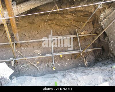 Große Grube zum Betongießen unter dem Fundament des Gebäudes. Stockfoto