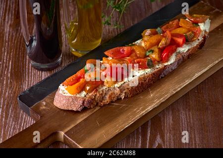 Caprese Bruschetta Toasts mit Kirschtomaten, Mozzarella und Basilikum. Stockfoto