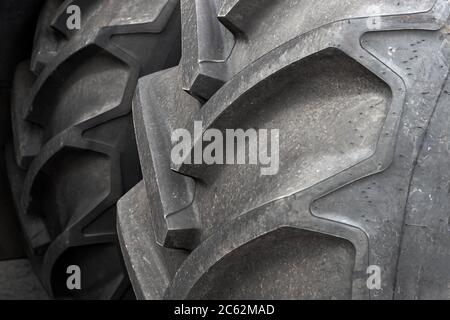Zwei große Räder aus der Nähe eines Traktors oder einer Landmaschine. Das Bild des Profils. Stockfoto