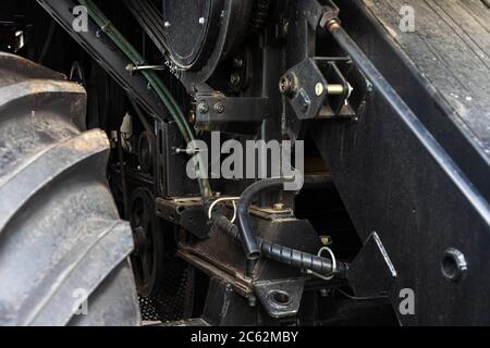 Bild von mechanischen Verbindungen einer großen Landmaschine oder eines Autos. Nahaufnahme. Stockfoto