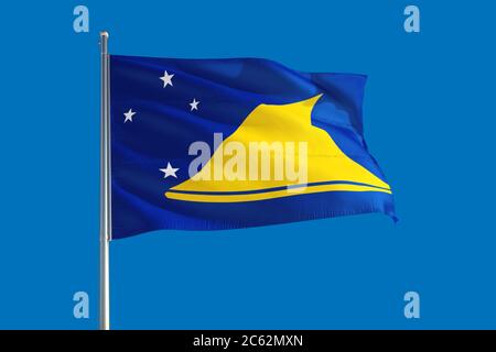 Tokelau Nationalflagge winkt im Wind an einem tiefblauen Himmel. Hochwertige Qualität. Konzept der internationalen Beziehungen. Stockfoto