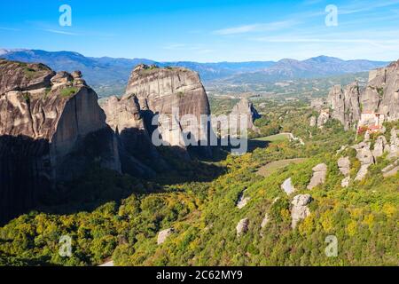 Meteora - ist eine Formation von immenser monolithischen Säulen und Hügel wie riesige Geröll, die die Umgebung beherrschen. Stockfoto