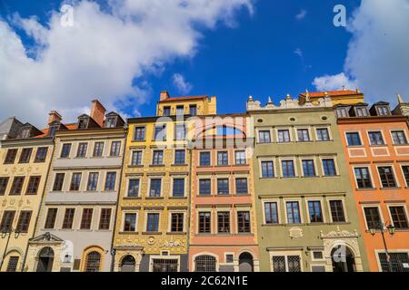 Typische bunte Häuser Gebäude mit bunten Fassade, Veranda mit Vortreppe Treppe, Piwna Straße mit Kopfsteinpflaster Straße, blauer Himmel backgr Stockfoto