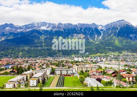 Innsbruck Antenne Panoramablick. Innsbruck ist die Landeshauptstadt von Tirol im Westen von Österreich. Stockfoto