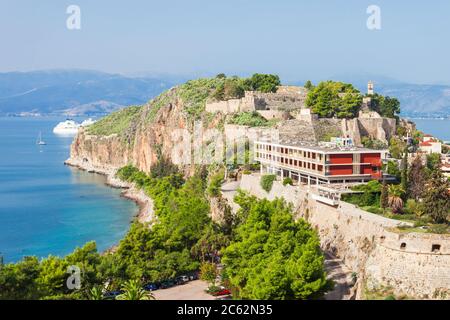 Stadtmauern der Akronafplia oder Acronauplia, bedeutet die innere Burg. Akronafplia Festung ist der älteste Teil der Stadt Nafplion in Griechenland. Stockfoto