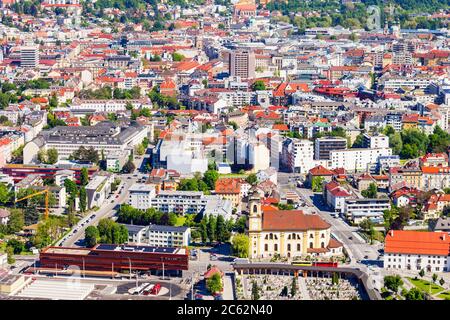 Innsbruck Antenne Panoramablick. Innsbruck ist die Landeshauptstadt von Tirol im Westen von Österreich. Stockfoto