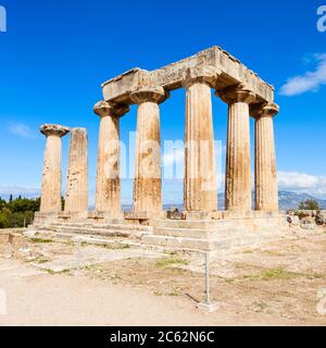 Tempel des Apollo im antiken Korinth, Halbinsel Peloponnes, Griechenland. Antike Korinth war einer der größten und wichtigsten Städte Griechenlands. Stockfoto