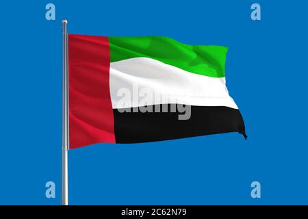 Die Nationalflagge der Vereinigten Arabischen Emirate schwingend im Wind an einem tiefblauen Himmel. Hochwertige Qualität. Konzept der internationalen Beziehungen. Stockfoto