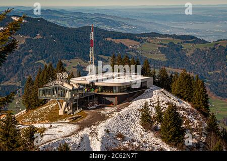 Die Bergstation Baumgarten der Seilbahn Bezau steht auf 1.630 Metern über dem Bregenzerwald, Vorarlberg, Österreich. Seit 2010 befördert die Kabine bis zu 60 Passagiere von der Talstation in Bezau (680 Meter) hinauf. Stockfoto