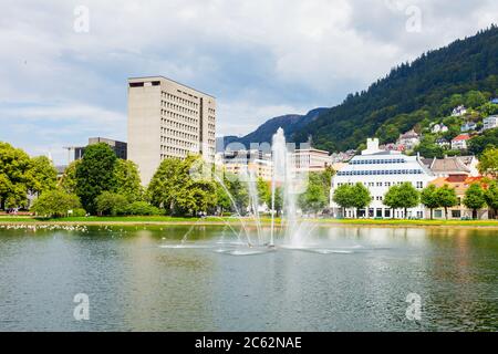 Lille Lungegardsvannet oder Smalungeren ist ein kleiner See im Zentrum von Bergen Stadt in Hordaland County, Norwegen. Stockfoto